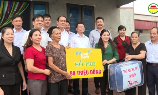  PBT Thường trực Tỉnh ủy trao hỗ trợ xây nhà cho người nghèo tại huyện Tiên Lữ