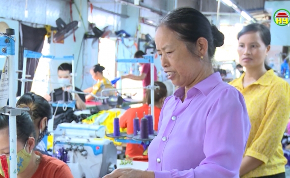 Bà Vũ Thị Thắm - Chi hội trưởng phụ nữ điển hình trong phong trào  thi đua yêu nước