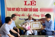 Đồng chí Trần Quốc Toản trao tặng huy hiệu 75 năm tuổi Đảng