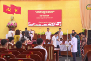 Thanh niên hăng hái viết đơn lên đường nhập ngũ