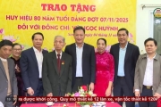 Bí thư Tỉnh ủy trao Huy hiệu 80 năm tuổi Đảng