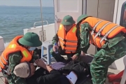 Cấp cứu một ngư dân tai nạn trên biển