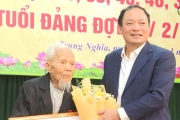  Đồng chí Chủ tịch UBND tỉnh Trần Quốc Văn trao huy hiệu 80 năm tuổi Đảng tại Thành phố Hưng Yên