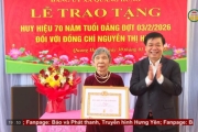 Trao Huy hiệu Đảng cho các đảng viên