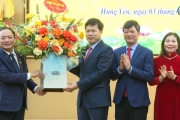 Trao tặng Huy hiệu 30 năm tuổi Đảng cho đồng chí Chủ tịch UBND tỉnh Trần Quốc Văn