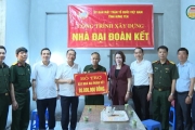 Đồng chí Chủ tịch UBND tỉnh thăm, tặng quà chiến sỹ tham chiến dịch Điện Biên Phủ