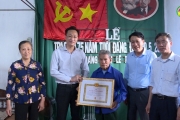 Bí thư Tỉnh ủy trao huy hiệu 75 năm tuổi Đảng cho đảng viên tại huyện Kim Động