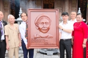 Dâng tặng chân dung thân mẫu Bác Hồ