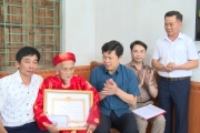 Phó Bí thư Thường trực Tỉnh ủy trao huy hiệu Đảng