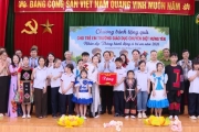 Đồng chí Bí thư Tỉnh ủy tặng quà trẻ em