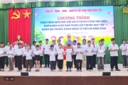Đồng chí Phó Bí thư Thường trực Tỉnh ủy tặng quà trẻ em