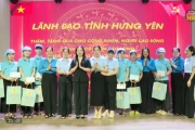 Tặng quà công nhân có hoàn cảnh khó khăn