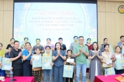 Tặng quà công nhân, người lao động