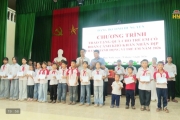 Tặng quà trẻ em có hoàn cảnh khó khăn