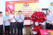 Trao Huy hiệu Đảng đợt 19/5