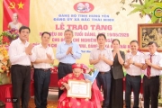 Trao Huy hiệu Đảng đợt 19/5