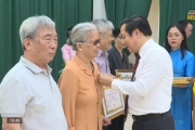 Trao huy hiệu Đảng đợt 19/5 