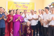 Trao huy hiệu Đảng đợt 19/5 