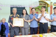 Trao huy hiệu Đảng đợt 19/5 