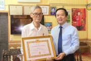 Trao Huy hiệu Đảng đợt 19/5 
