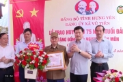Trao Huy hiệu Đảng đợt 19/5 