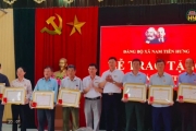 Trao huy hiệu Đảng đợt 19/5