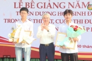 Trao thưởng học sinh xuất sắc
