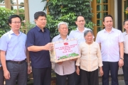 Phó Bí thư Thường trực Tỉnh ủy, Chủ tịch HĐND tỉnh Trần Quốc Toản thăm, tặng quà người có công, gia đình liệt sỹ