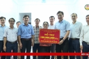 Đồng chí Bí thư Tỉnh ủy Nguyễn Hữu Nghĩa thăm, tặng quà và trao tiền hỗ trợ xóa nhà dột nát tặng đối tượng người có công