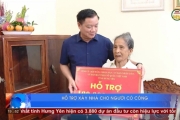 Đồng chí Nguyễn Khắc Thận, Phó Bí thư Tỉnh ủy, Chủ tịch UBND tỉnh thăm, tặng quà và trao hỗ trợ nhà ở cho người có công tại xã Quỳnh An