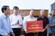 Đồng chí Nguyễn Mạnh Hùng, Phó Bí thư Tỉnh uỷ, Chủ tịch Ủy ban MTTQ Việt Nam tỉnh trao kinh phí hỗ trợ xây nhà ở cho người có công tại xã Đông Hưng