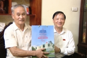 Đồng chí Phó Chủ tịch Quốc hội dâng hương, dâng hoa tưởng niệm Chủ tịch Hồ Chí Minh, các Anh hùng liệt sĩ và thăm, tặng quà người có công tại Hưng Yên
