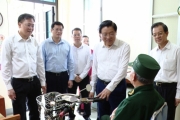 Đồng chí Trưởng ban Nội chính Trung ương Phan Đình Trạc thăm, tặng quà người có công với cách mạng