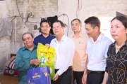 Đồng chí Nguyễn Mạnh Hùng, Phó Bí thư Tỉnh ủy, Chủ tịch Ủy ban MTTQ Việt Nam tỉnh thăm, tặng quà người có công, gia đình chính sách