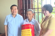 Đồng chí Phó Chủ tịch Thường trực UBND tỉnh Nguyễn Quang Hưng và đồng chí Quách Thị Hương, Hiệu trưởng Trường Chính trị Nguyễn Văn Linh thăm, tặng quà gia đình người có công với cách mạng