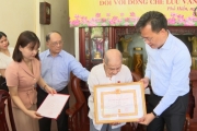 Trao Huy hiệu 80 năm tuổi Đảng 