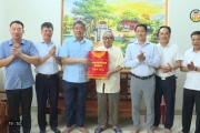 Chủ tịch UBND tỉnh thăm, tặng quà người có công với cách mạng