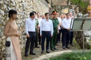 Dâng hương tại Di tích Nhà tù Sơn La
