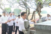 Dâng hương tưởng niệm tại di tích Cây đa La Tiến 