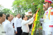 Đoàn cán bộ tỉnh Hưng Yên dâng hương tưởng niệm các anh hùng liệt sĩ tại Quảng Trị