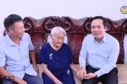 Đồng chí Bí thư Tỉnh uỷ tặng quà nhân dịp ngày Thương binh-Liệt sĩ 27/7