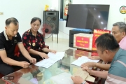 Niềm vui của gia đình khi tìm thấy phần mộ liệt sĩ
