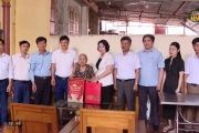 Tặng quà các gia đình chính sách tại xã Ân Thi