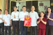 Tặng quà người có công và gia đình chính sách
