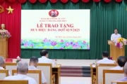 Bí thư Tỉnh ủy trao huy hiệu Đảng đợt 2.9