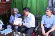 Chủ tịch UBND tỉnh trao huy hiệu đảng, tặng quà lão thành cách mạng