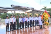 Đoàn đại biểu các cơ quan Đảng tỉnh dâng hương