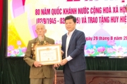 Phó Bí thư Thường trực Tỉnh ủy trao huy hiệu Đảng