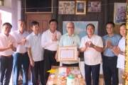 Phó Bí thư Tỉnh ủy trao huy hiệu Đảng