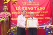 Phó Bí thư Tỉnh ủy trao huy hiệu Đảng